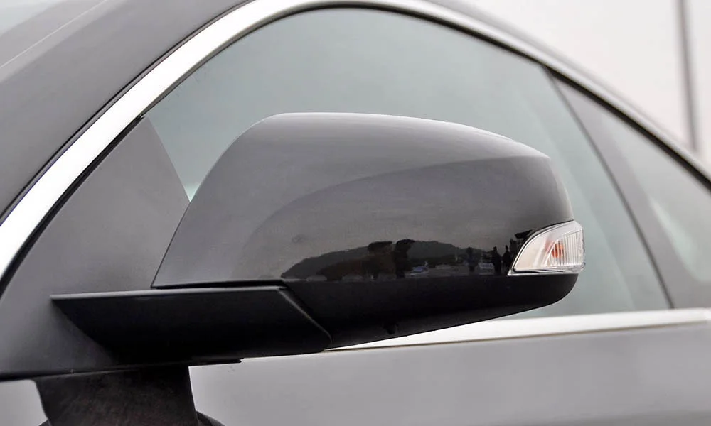 Фото Renault Laguna — наружное зеркало. Корпус зеркала в цвет кузова или контрастный чёрный — зависит от комплектации. Обогрев и электроскладывание зеркал управляются с водительской двери Renault Laguna — наружное зеркало