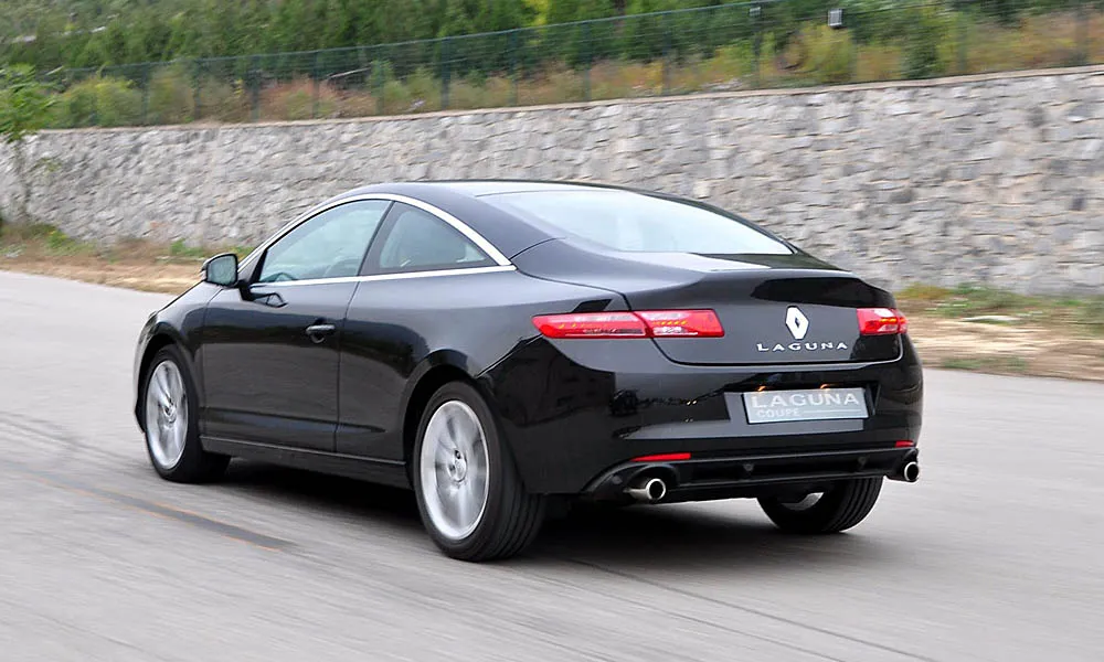 Фото Renault Laguna — вид сзади, фото 3. Чёрный кузов сзади — фонари и бампер определяют ночной образ модели. Насадки выхлопа или их имитация внизу бампера различают версии Renault Laguna — вид сзади, фото 3