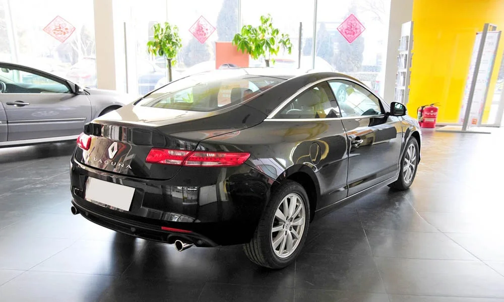 Фото Renault Laguna — вид сзади, фото 5. Чёрный кузов сзади — фонари и бампер определяют ночной образ модели. Насадки выхлопа или их имитация внизу бампера различают версии Renault Laguna — вид сзади, фото 5