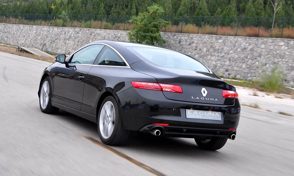 Фото Renault Laguna — вид сзади, фото 6. Корма в чёрном цвете: графика фонарей и пластика пятой двери. Насадки выхлопа или их имитация внизу бампера различают версии Renault Laguna — вид сзади, фото 6