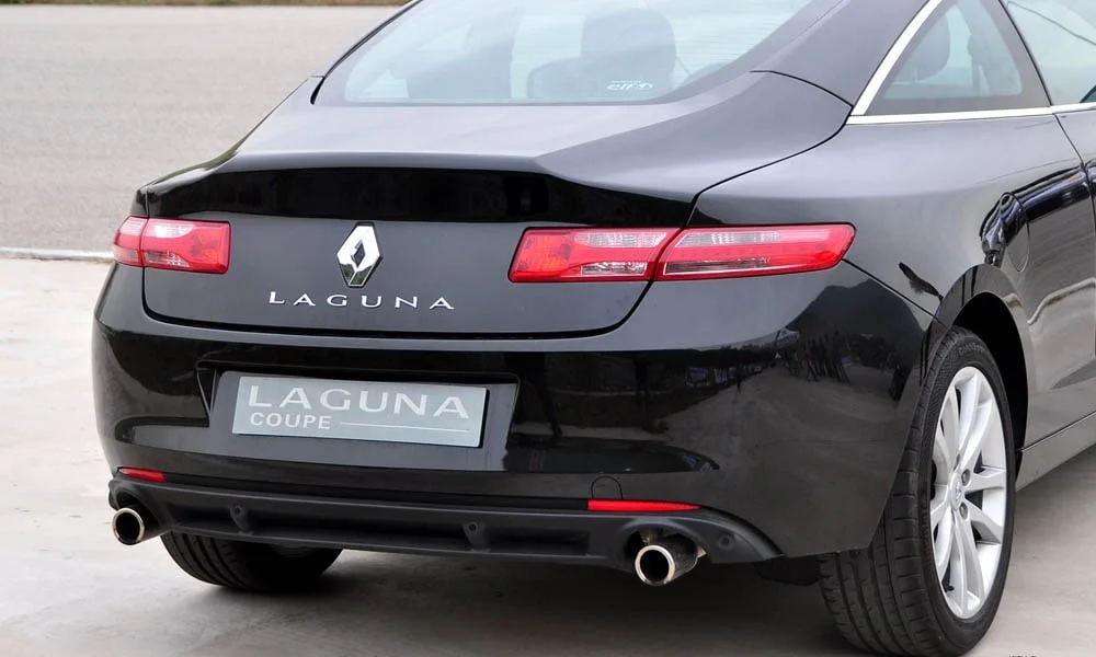Фото Renault Laguna — вид сзади, фото 7. Корма в чёрном цвете: графика фонарей и пластика пятой двери Renault Laguna — вид сзади, фото 7
