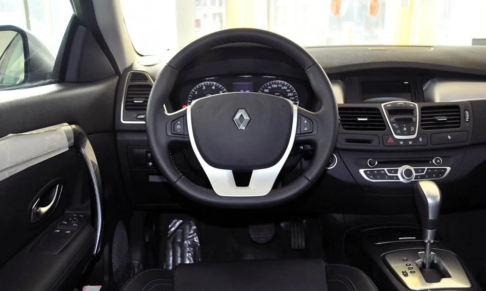 Фото Renault Laguna — руль. Обшивка обода и компоновка спиц крупным планом Renault Laguna — руль