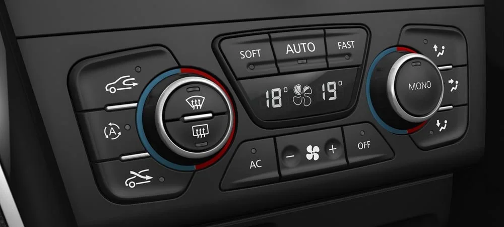 Фото Renault Latitude — блок климат-контроля. Панель климата крупным планом — регулировки доступны на ощупь. Раздельные зоны позволяют водителю и пассажиру выбрать свою температуру Renault Latitude — блок климат-контроля