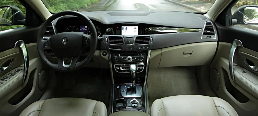 Фото Renault Latitude — передняя панель. Компоновка экранов, дефлекторов и консоли. Минимум физических кнопок — ставка на экранное управление Renault Latitude — передняя панель