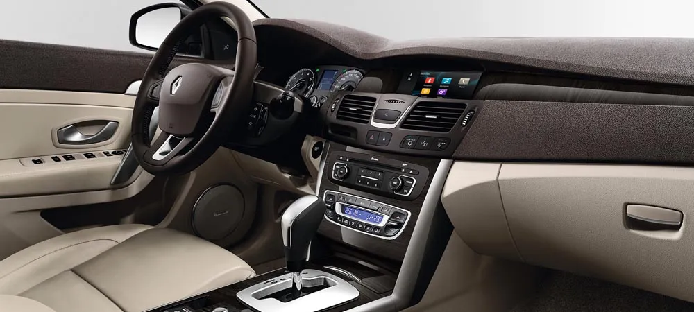Фото Renault Latitude — передняя панель, фото 3. Компоновка экранов, дефлекторов и консоли Renault Latitude — передняя панель, фото 3