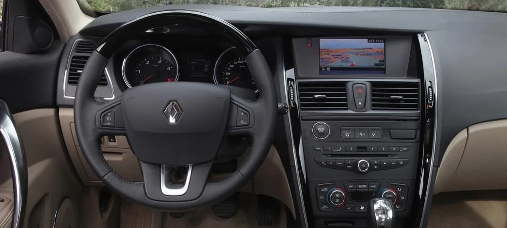 Фото Renault Latitude — передняя панель, фото 4. Панель в светлой бежевой отделке — видна компоновка экранов и органов управления Renault Latitude — передняя панель, фото 4