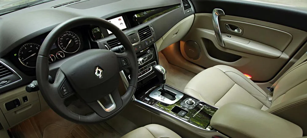 Фото Renault Latitude — передняя панель, фото 6. Панель в светлой бежевой отделке — видна компоновка экранов и органов управления. Мягкие материалы верхнего яруса и вставки задают уровень интерьера Renault Latitude — передняя панель, фото 6