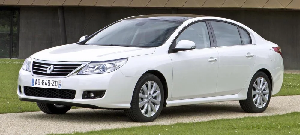 Фото Renault Latitude — вид спереди, фото 4. Белый кузов, строгая симметрия оптики — базовый ракурс знакомства с дизайном. Рисунок ходовых огней — подпись модели, по нему её узнают в потоке Renault Latitude — вид спереди, фото 4