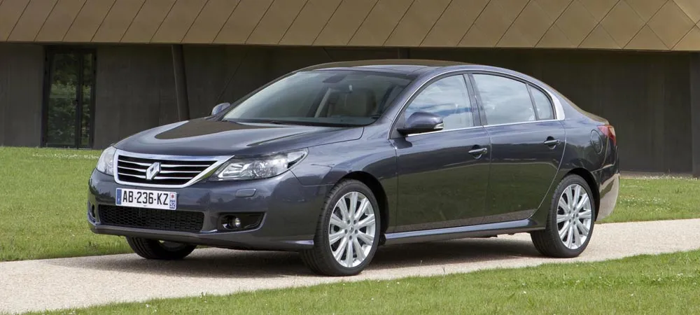 Фото Renault Latitude — вид спереди, фото 5. Анфас: пропорции капота, посадка кузова и графика ходовых огней Renault Latitude — вид спереди, фото 5