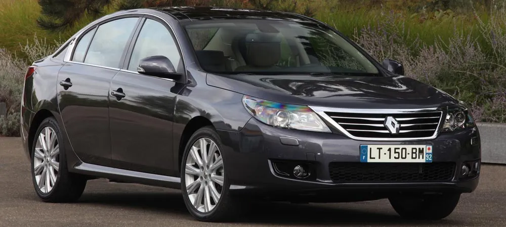 Фото Renault Latitude — вид спереди, фото 6. Оптика, решётка и бампер — первое впечатление о модели. Рисунок ходовых огней — подпись модели, по нему её узнают в потоке Renault Latitude — вид спереди, фото 6