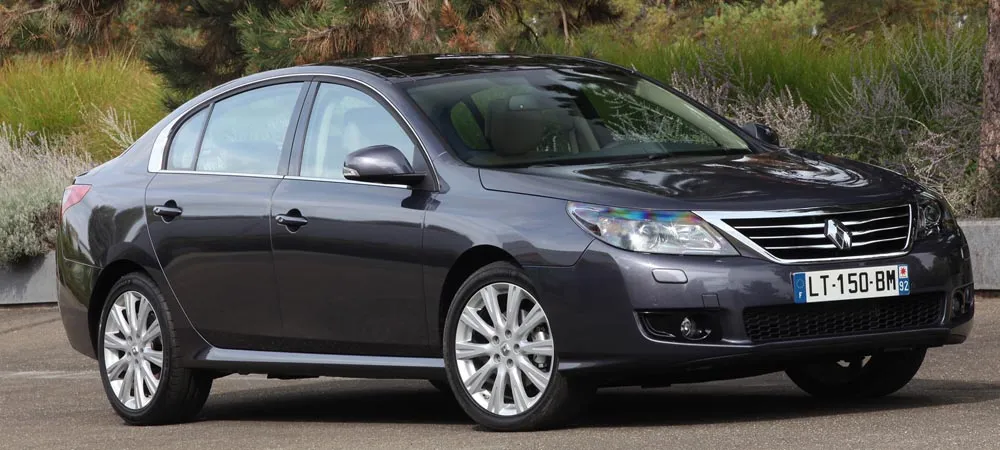 Фото Renault Latitude — вид спереди, фото 7. Анфас: пропорции капота, посадка кузова и графика ходовых огней. Дневные ходовые огни включаются автоматически с запуском Renault Latitude — вид спереди, фото 7