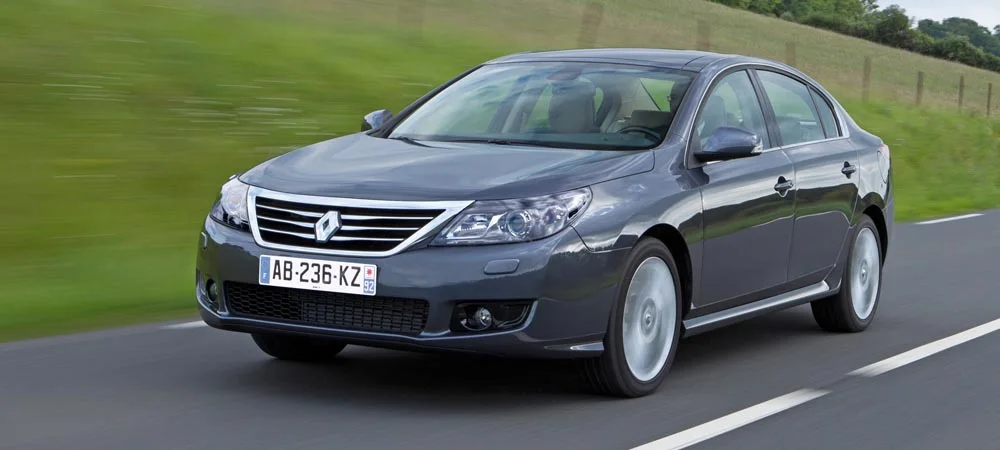 Фото Renault Latitude — вид спереди, фото 8. Анфас: пропорции капота, посадка кузова и графика ходовых огней Renault Latitude — вид спереди, фото 8