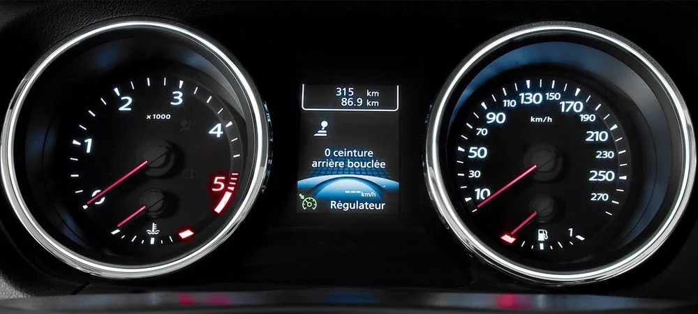 Фото Renault Latitude — приборная панель. Экран приборов за рулём — вся ходовая информация перед глазами Renault Latitude — приборная панель