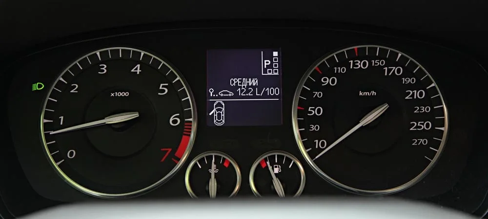 Фото Renault Latitude — приборная панель, фото 2. Скорость, запас хода и подсказки ассистентов перед глазами Renault Latitude — приборная панель, фото 2