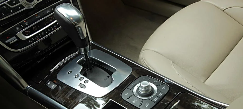 Фото Renault Latitude — селектор коробки передач. Селектор трансмиссии на центральной консоли Renault Latitude — селектор коробки передач
