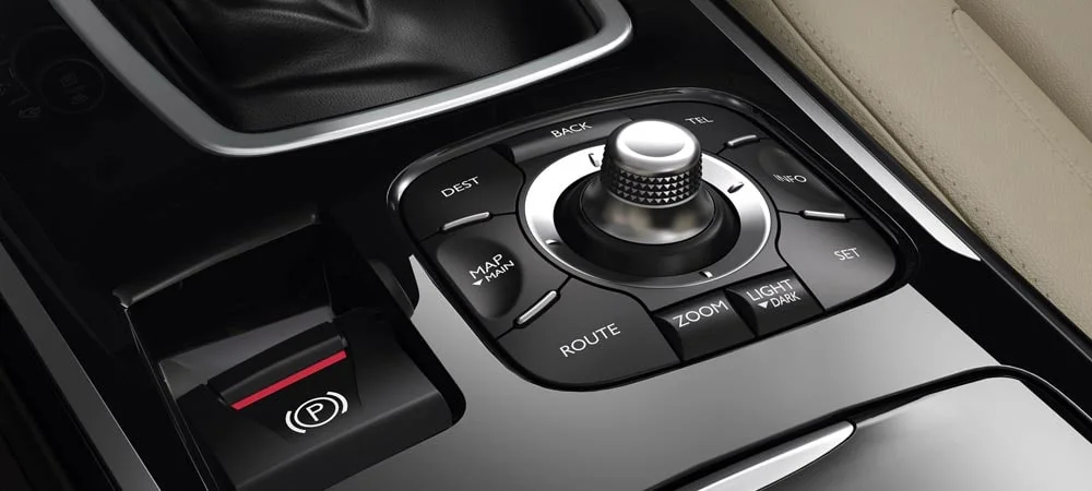 Фото Renault Latitude — селектор коробки передач, фото 2. Селектор трансмиссии на центральной консоли. Режимы движения и электронный ручник собраны рядом с селектором Renault Latitude — селектор коробки передач, фото 2