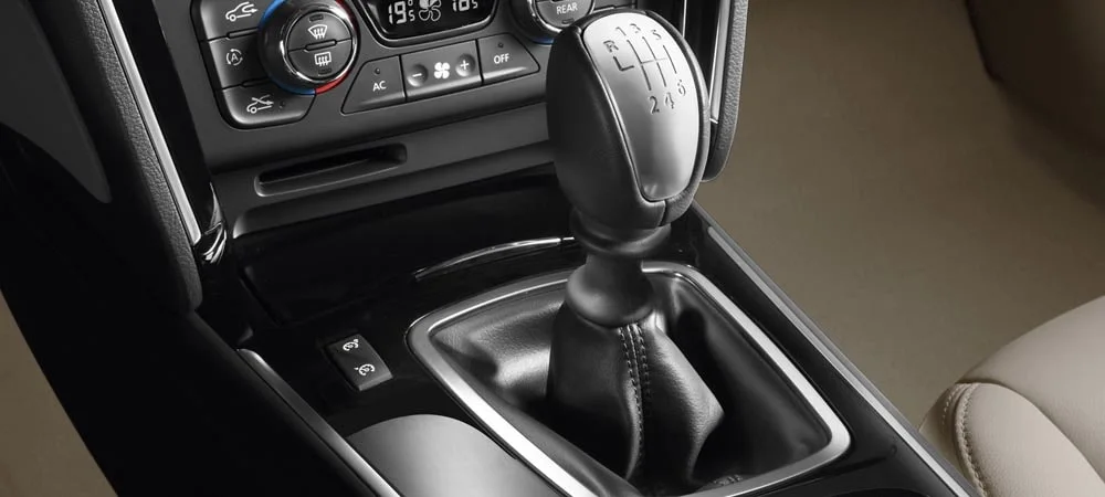 Фото Renault Latitude — селектор коробки передач, фото 3. Управление коробкой: компактный селектор освобождает место на тоннеле. Автохолд удерживает машину на светофоре без ноги на тормозе Renault Latitude — селектор коробки передач, фото 3