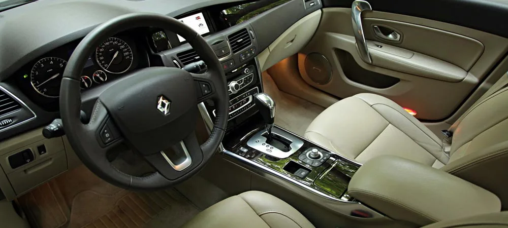 Фото Renault Latitude — интерьер. Общий план салона: архитектура панели, консоль и кресла Renault Latitude — интерьер