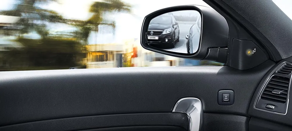 Фото Renault Latitude — интерьер, фото 6. Общий план салона: архитектура панели, консоль и кресла. Светлая гамма зрительно расширяет салон, тёмная — практичнее в уходе Renault Latitude — интерьер, фото 6