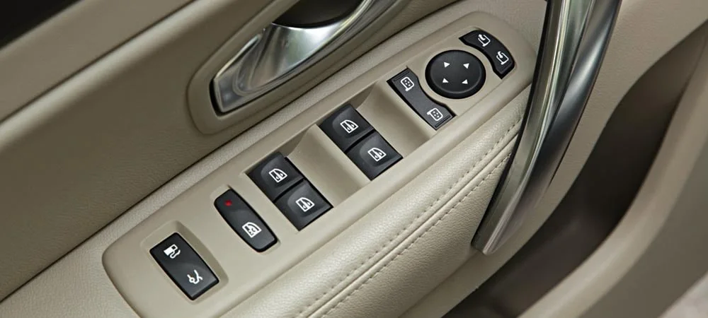 Фото Renault Latitude — интерьер, фото 9. Общий план салона: архитектура панели, консоль и кресла Renault Latitude — интерьер, фото 9