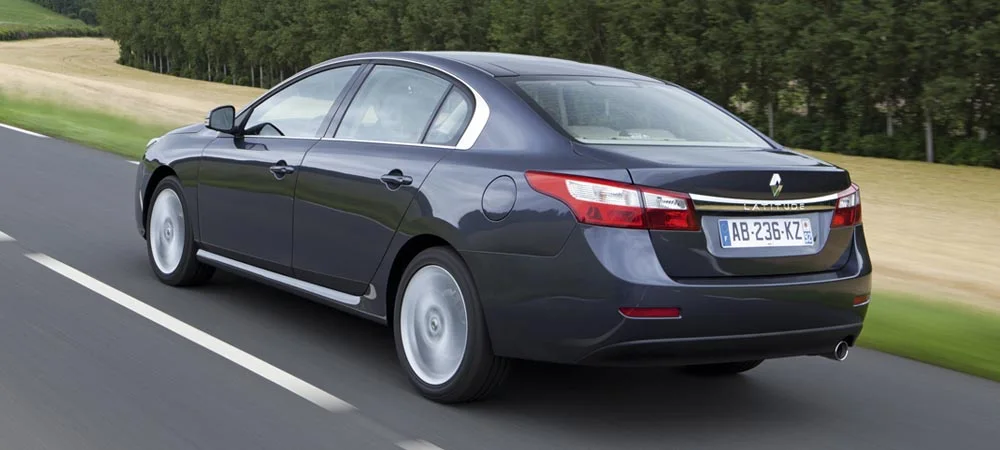 Фото Renault Latitude — вид сзади, фото 6. Графика фонарей, бампер и оформление пятой двери. Светодиодная полоса или раздельные секции — задняя оптика стала главным украшением кормы Renault Latitude — вид сзади, фото 6