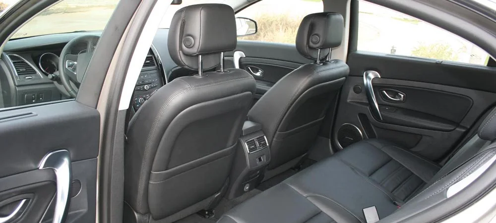 Фото Renault Latitude — задние сиденья, фото 2. Посадка второго ряда: подголовники и подлокотник. Плоский пол упрощает посадку втроём Renault Latitude — задние сиденья, фото 2
