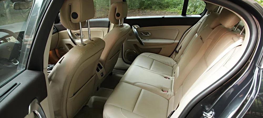 Фото Renault Latitude — задние сиденья, фото 4. Задний диван в гладкой коже: посадка и центральный подлокотник. Крепления ISOFIX для детских кресел — в основании спинки Renault Latitude — задние сиденья, фото 4
