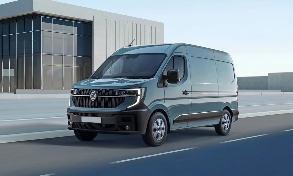 Фото Renault Master (2024) — вид спереди, фото 2. Анфас: пропорции капота, посадка кузова и графика ходовых огней. Рисунок ходовых огней — подпись модели, по нему её узнают в потоке Renault Master (2024) — вид спереди, фото 2