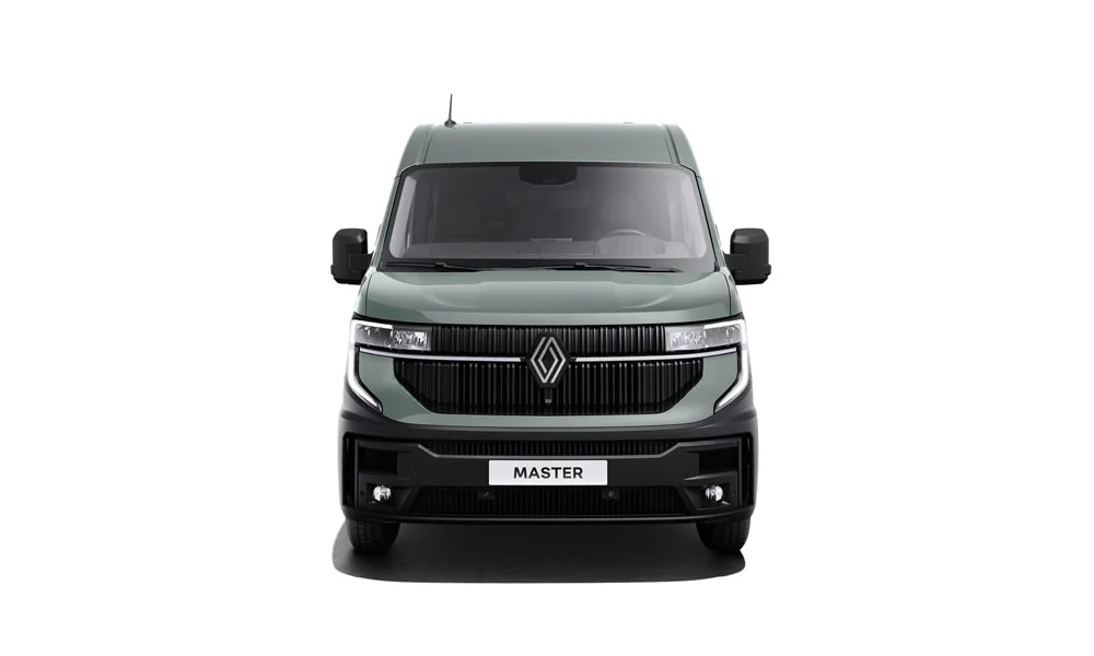 Фото Renault Master (2024) — вид спереди, фото 3. Кузов в зелёном цвете: рисунок оптики и решётки задаёт узнаваемое «лицо» модели. Дневные ходовые огни включаются автоматически с запуском Renault Master (2024) — вид спереди, фото 3