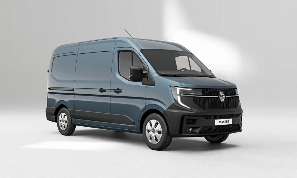 Фото Renault Master (2024) — вид спереди, фото 6. Синий кузов, строгая симметрия оптики — базовый ракурс знакомства с дизайном. Рисунок ходовых огней — подпись модели, по нему её узнают в потоке Renault Master (2024) — вид спереди, фото 6
