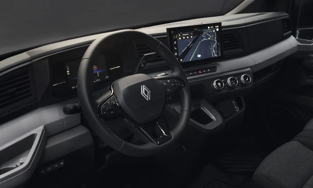 Фото Renault Master (2024) — приборная панель. Скорость, запас хода и подсказки ассистентов перед глазами Renault Master (2024) — приборная панель