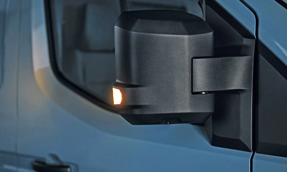 Фото Renault Master (2024) — наружное зеркало. Корпус с повторителем поворота; у ряда версий здесь же камера кругового обзора. Обогрев и электроскладывание зеркал управляются с водительской двери Renault Master (2024) — наружное зеркало