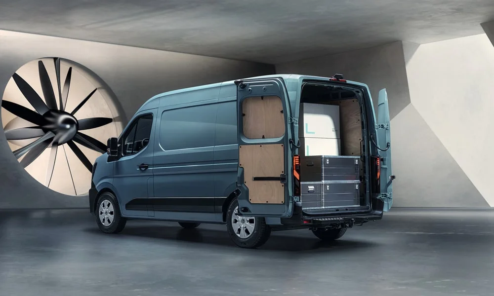 Фото Renault Master (2024) — вид сзади, фото 4. Графика фонарей, бампер и оформление пятой двери. Светодиодная полоса или раздельные секции — задняя оптика стала главным украшением кормы Renault Master (2024) — вид сзади, фото 4