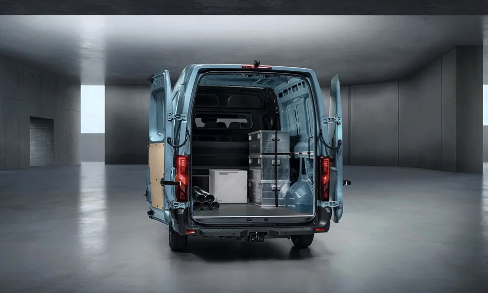 Фото Renault Master (2024) — вид сзади, фото 5. Линия крыши, стойки и задняя дверь в синем исполнении. Насадки выхлопа или их имитация внизу бампера различают версии Renault Master (2024) — вид сзади, фото 5