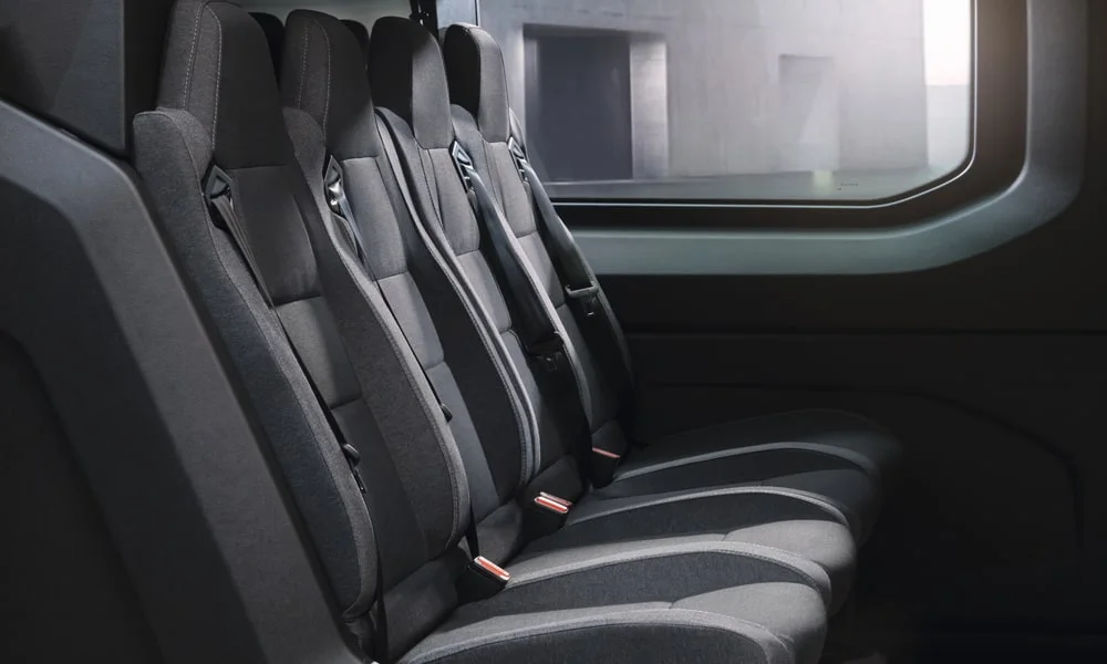 Фото Renault Master (2024) — задние сиденья. Посадка второго ряда: подголовники и подлокотник. Плоский пол упрощает посадку втроём Renault Master (2024) — задние сиденья