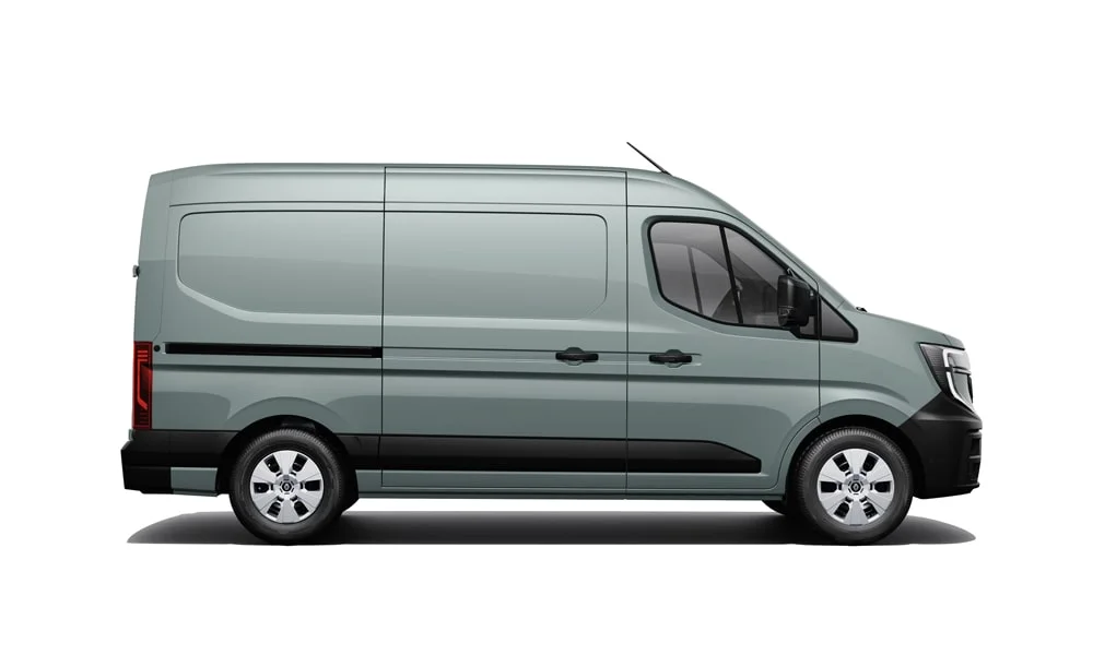 Фото Renault Master (2024) — вид сбоку, фото 4. Профиль в сером цвете: соотношение колёсной базы и свесов. Хромированные или чёрные молдинги окон отличают комплектации Renault Master (2024) — вид сбоку, фото 4