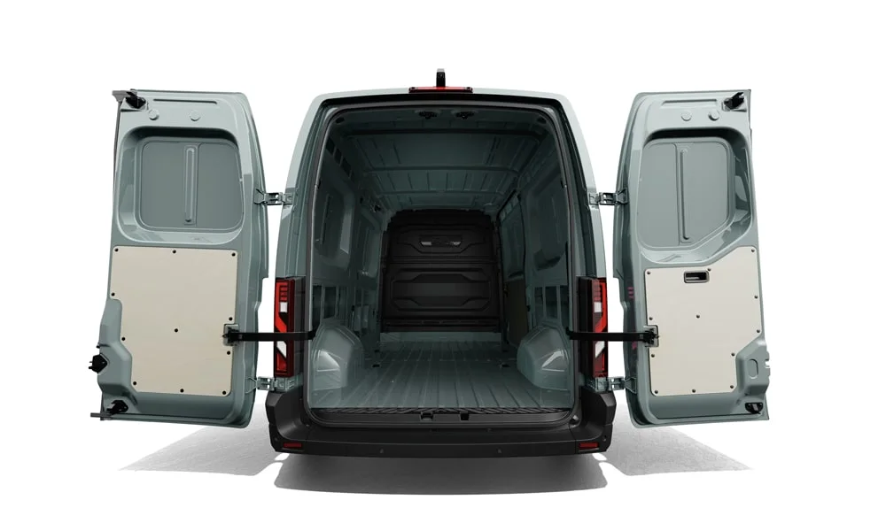 Фото Renault Master (2024) — багажник. Форма проёма, ровный пол и организация пространства. Под полом обычно размещены органайзер, докатка или ремкомплект Renault Master (2024) — багажник