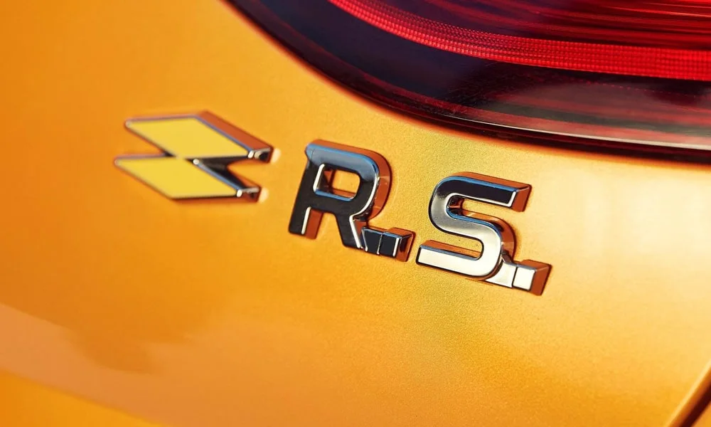 Фото Renault Megane RS — эмблема. Фирменный шильдик на кузове — знак принадлежности к марке Renault Megane RS — эмблема