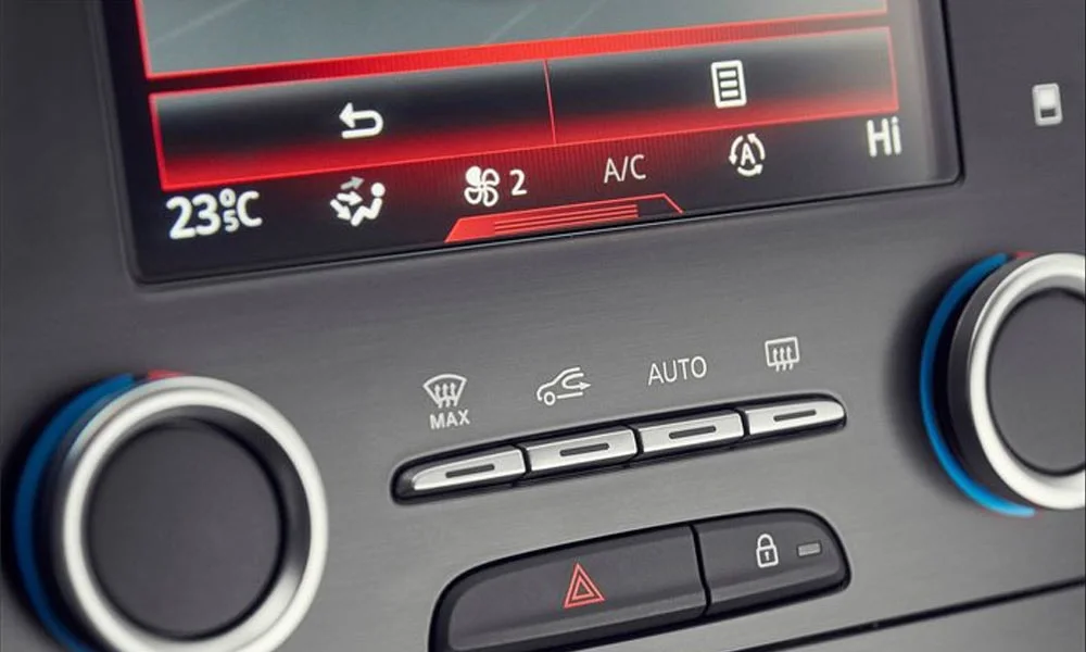 Фото Renault Megane RS — блок климат-контроля. Панель климата крупным планом — регулировки доступны на ощупь. Раздельные зоны позволяют водителю и пассажиру выбрать свою температуру Renault Megane RS — блок климат-контроля