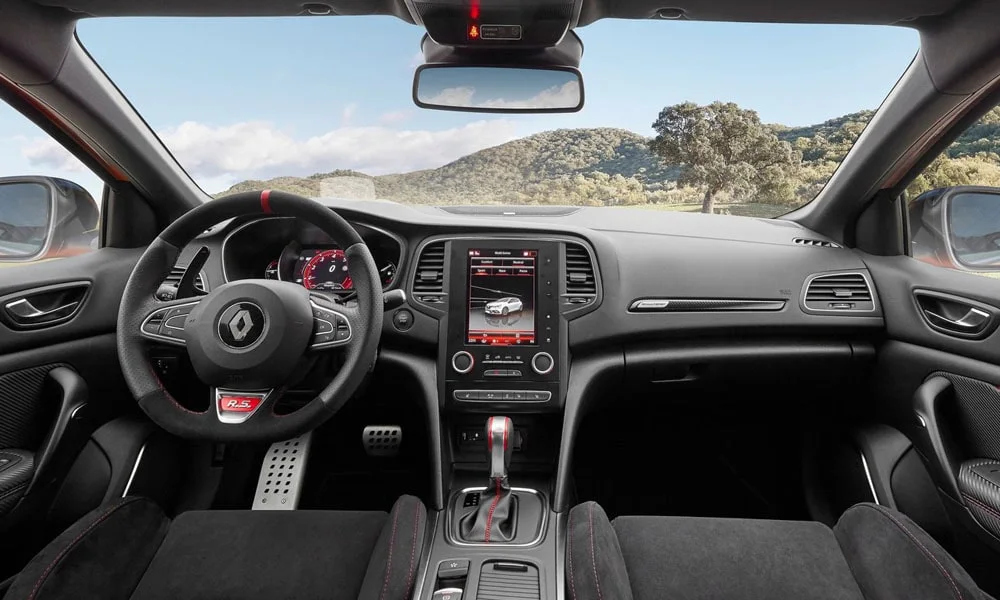 Фото Renault Megane RS — передняя панель. Компоновка экранов, дефлекторов и консоли. Минимум физических кнопок — ставка на экранное управление Renault Megane RS — передняя панель