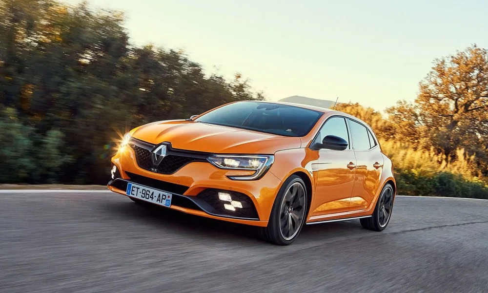 Фото Renault Megane RS — вид спереди, фото 4. Оранжевый кузов, строгая симметрия оптики — базовый ракурс знакомства с дизайном Renault Megane RS — вид спереди, фото 4