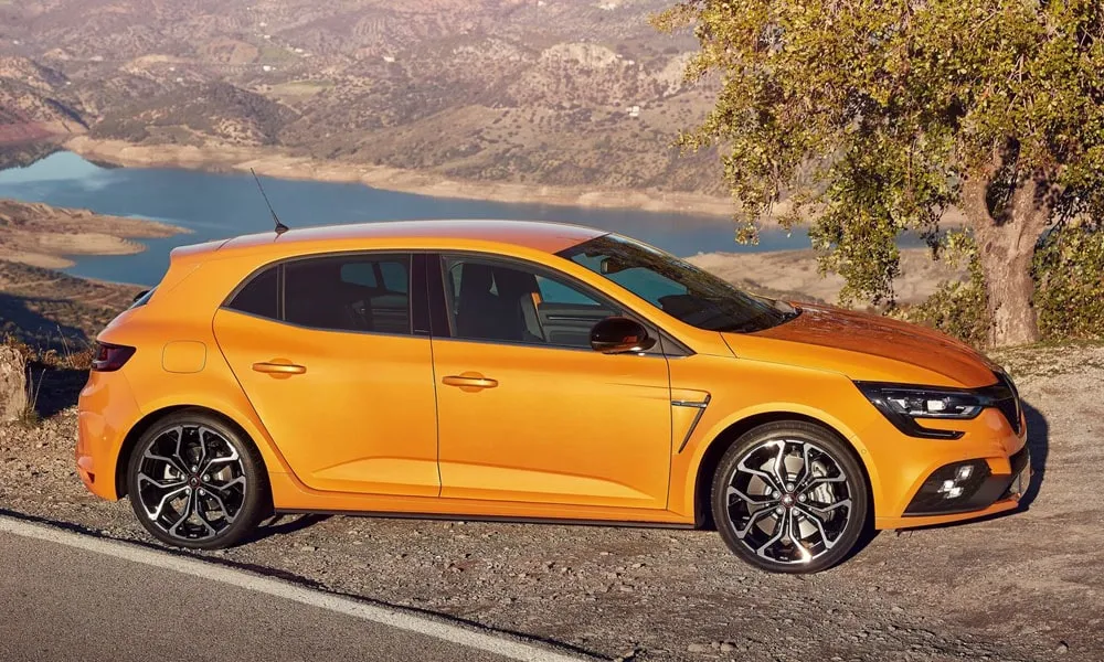 Фото Renault Megane RS — вид спереди, фото 7. Оптика, решётка и бампер — первое впечатление о модели. Дневные ходовые огни включаются автоматически с запуском Renault Megane RS — вид спереди, фото 7