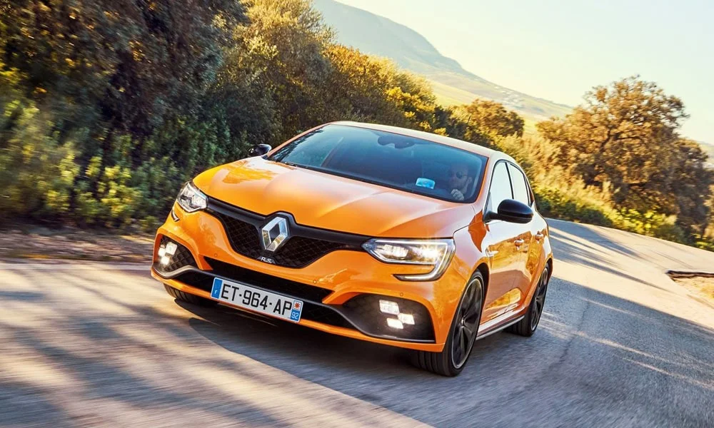 Фото Renault Megane RS — вид спереди, фото 8. Передок в оранжевом исполнении — крупная светотехника и выразительный бампер. Рисунок ходовых огней — подпись модели, по нему её узнают в потоке Renault Megane RS — вид спереди, фото 8