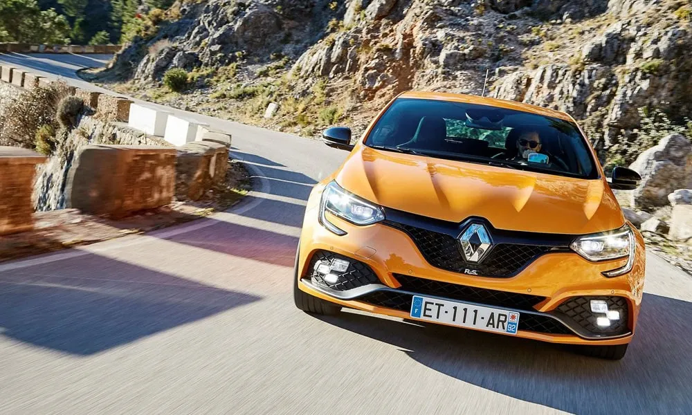 Фото Renault Megane RS — вид спереди, фото 9. Оптика, решётка и бампер — первое впечатление о модели. Дневные ходовые огни включаются автоматически с запуском Renault Megane RS — вид спереди, фото 9