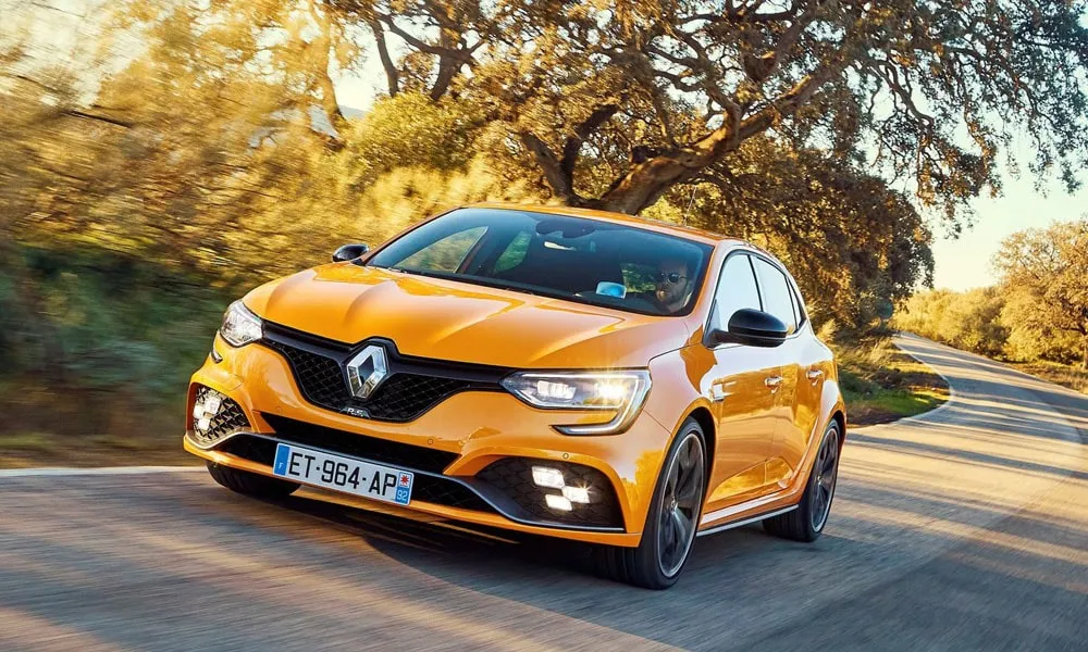 Фото Renault Megane RS — вид спереди, фото 10. Передок в оранжевом исполнении — крупная светотехника и выразительный бампер. Дневные ходовые огни включаются автоматически с запуском Renault Megane RS — вид спереди, фото 10