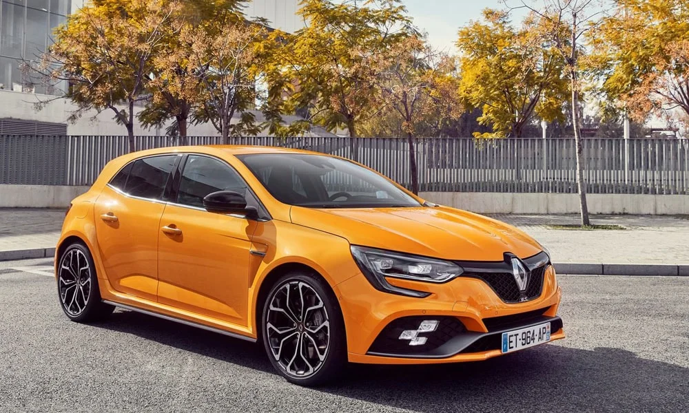 Фото Renault Megane RS — вид спереди, фото 11. Анфас: пропорции капота, посадка кузова и графика ходовых огней. Дневные ходовые огни включаются автоматически с запуском Renault Megane RS — вид спереди, фото 11