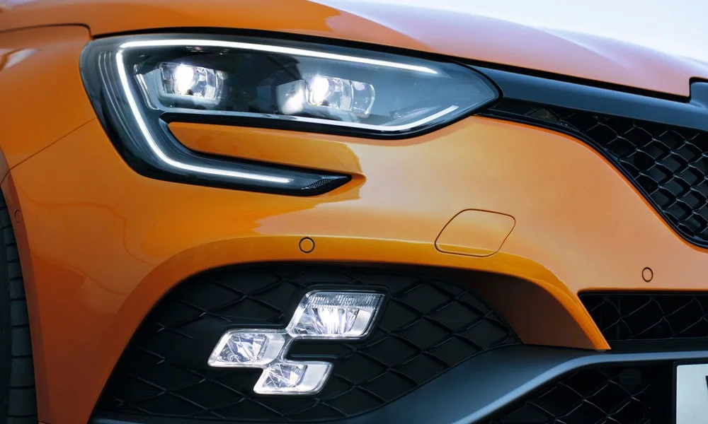 Фото Renault Megane RS — вид спереди, фото 12. Передок в оранжевом исполнении — крупная светотехника и выразительный бампер Renault Megane RS — вид спереди, фото 12