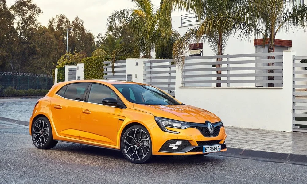 Фото Renault Megane RS — вид спереди, фото 13. Анфас: пропорции капота, посадка кузова и графика ходовых огней. Дневные ходовые огни включаются автоматически с запуском Renault Megane RS — вид спереди, фото 13