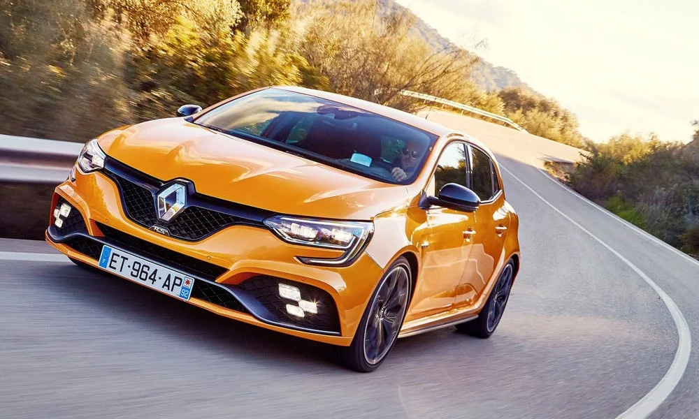Фото Renault Megane RS — вид спереди, фото 14. Передок в оранжевом исполнении — крупная светотехника и выразительный бампер. Рисунок ходовых огней — подпись модели, по нему её узнают в потоке Renault Megane RS — вид спереди, фото 14