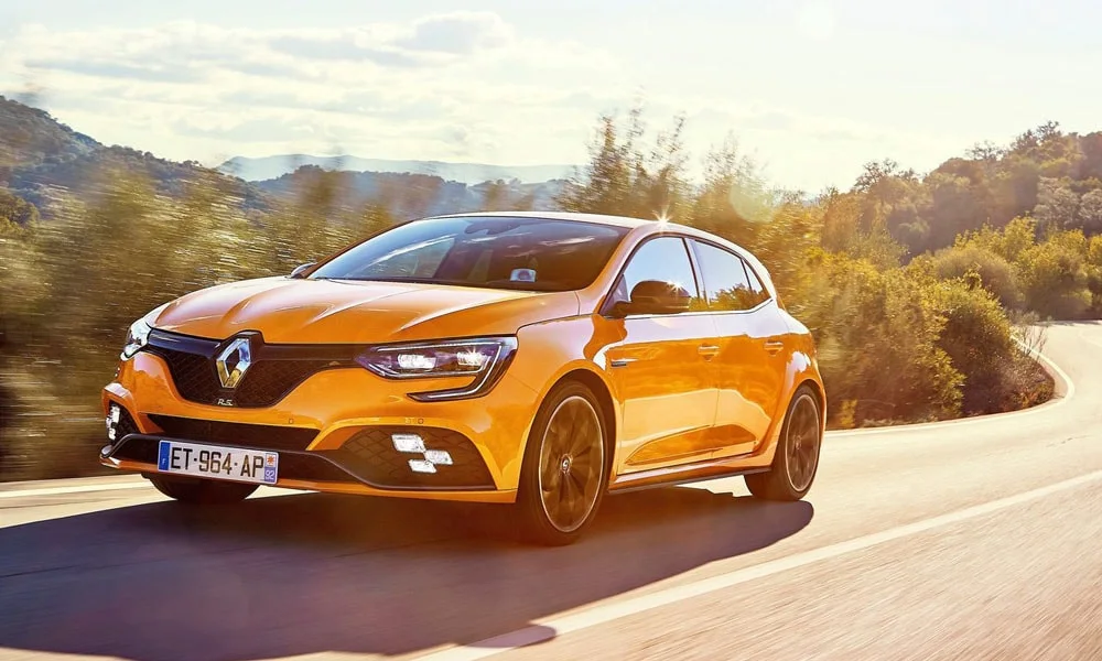 Фото Renault Megane RS — вид спереди, фото 15. Передок в оранжевом исполнении — крупная светотехника и выразительный бампер Renault Megane RS — вид спереди, фото 15